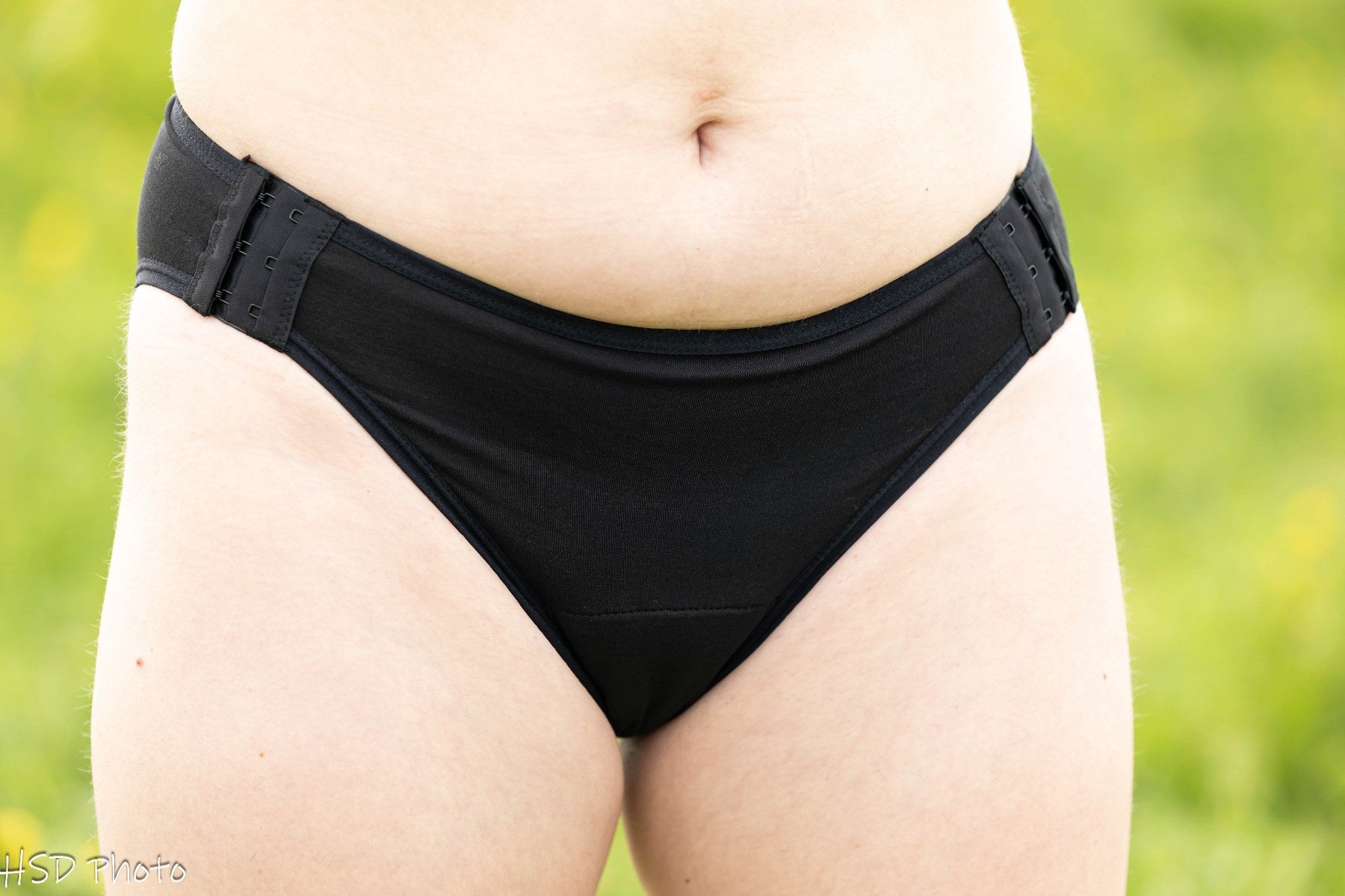 Culotte de bain menstruelle Libelie portée de face, coupe bikini noire adaptée à la baignade