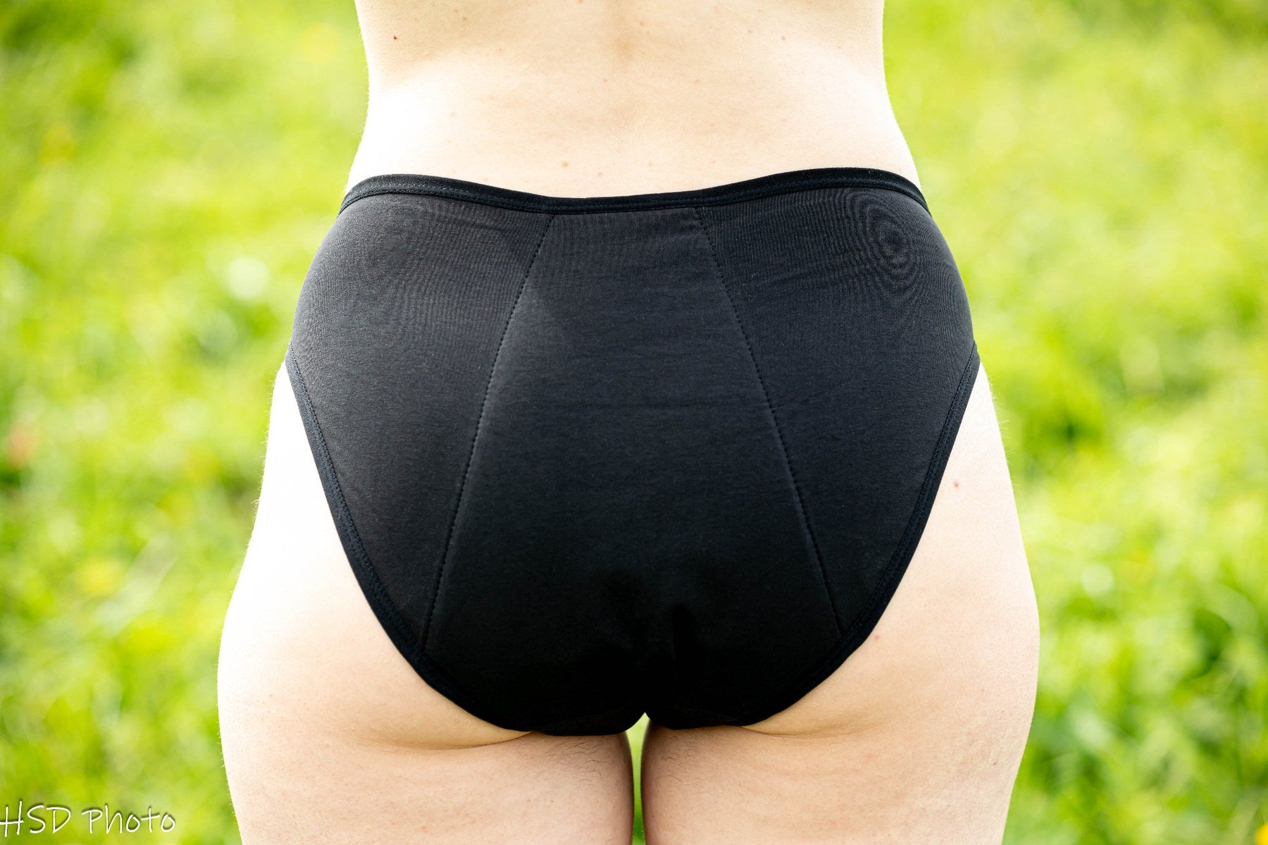Culotte de bain menstruelle Libelie portée de dos, coupe confortable et couvrance discrète