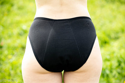 Culotte de bain menstruelle Libelie portée de dos, coupe confortable et couvrance discrète